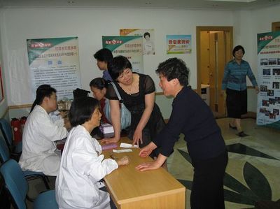 心系女性，關愛家庭 營養健康教育活動順利啟動并開展現場咨詢